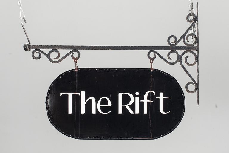 BUTIKSSKYLT, smidesjärn och plåt. 1900-talets andra hälft.