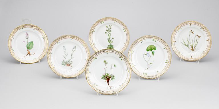 ASSIETTER, 6 st, porslin, "Flora Danica". Royal Copenhagen.