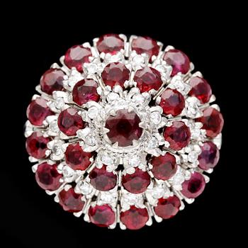 190. RING, rubies and eight cut diamonds, tot. 0.25 cts.