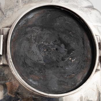 Tekanna med rechaud, gräddsnipa och sockerskål, silver, Stockholm 1918-1920. Rokokostil.