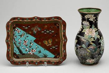 VAS samt bricka, cloisonne, Japan, 1900-tal.