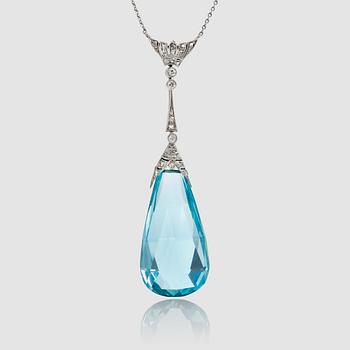 1349. An aquamarine, circa 33.00 cts, and rose- and old-cut diamond necklace.
