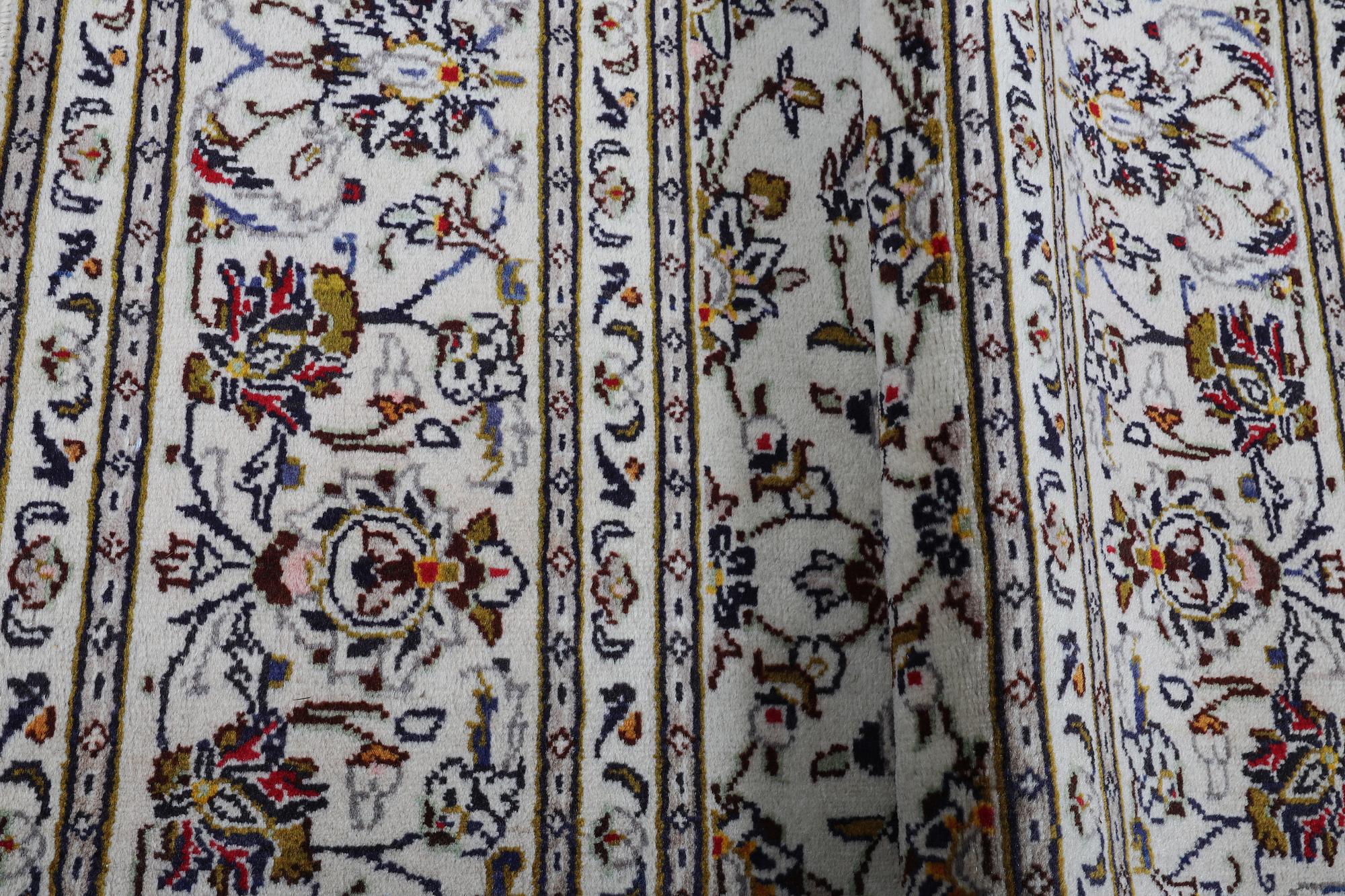 A carpet, Kashan, ca 295 x 194 cm.