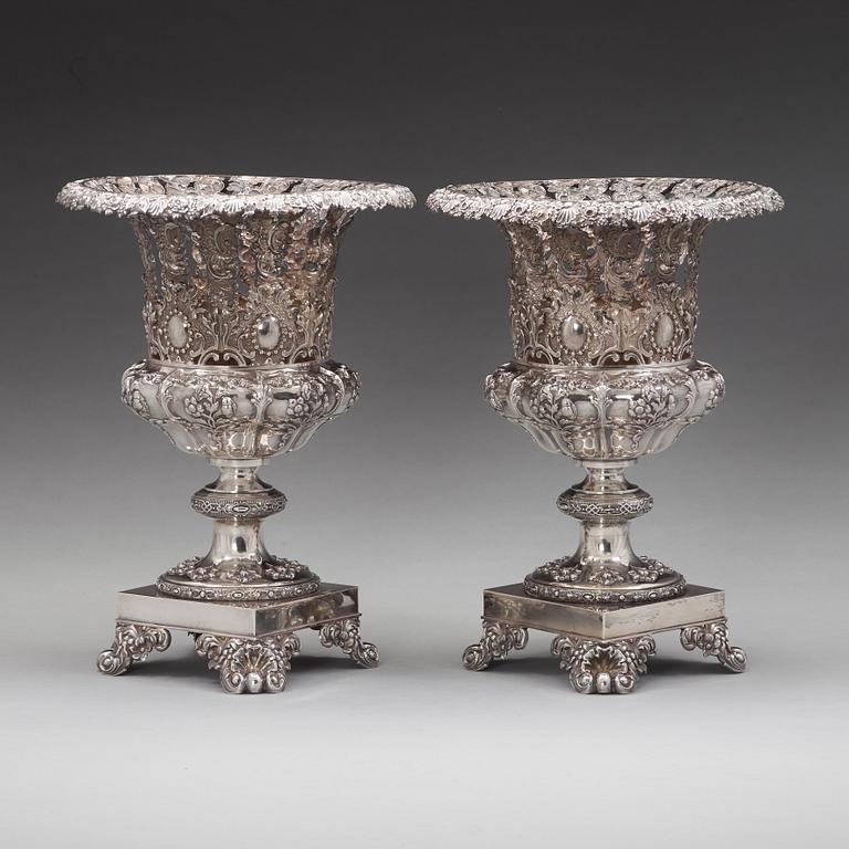 Fredrik och Wilhelm Zethelius, urnor, ett par, silver, Stockholm 1840, nyrokoko.