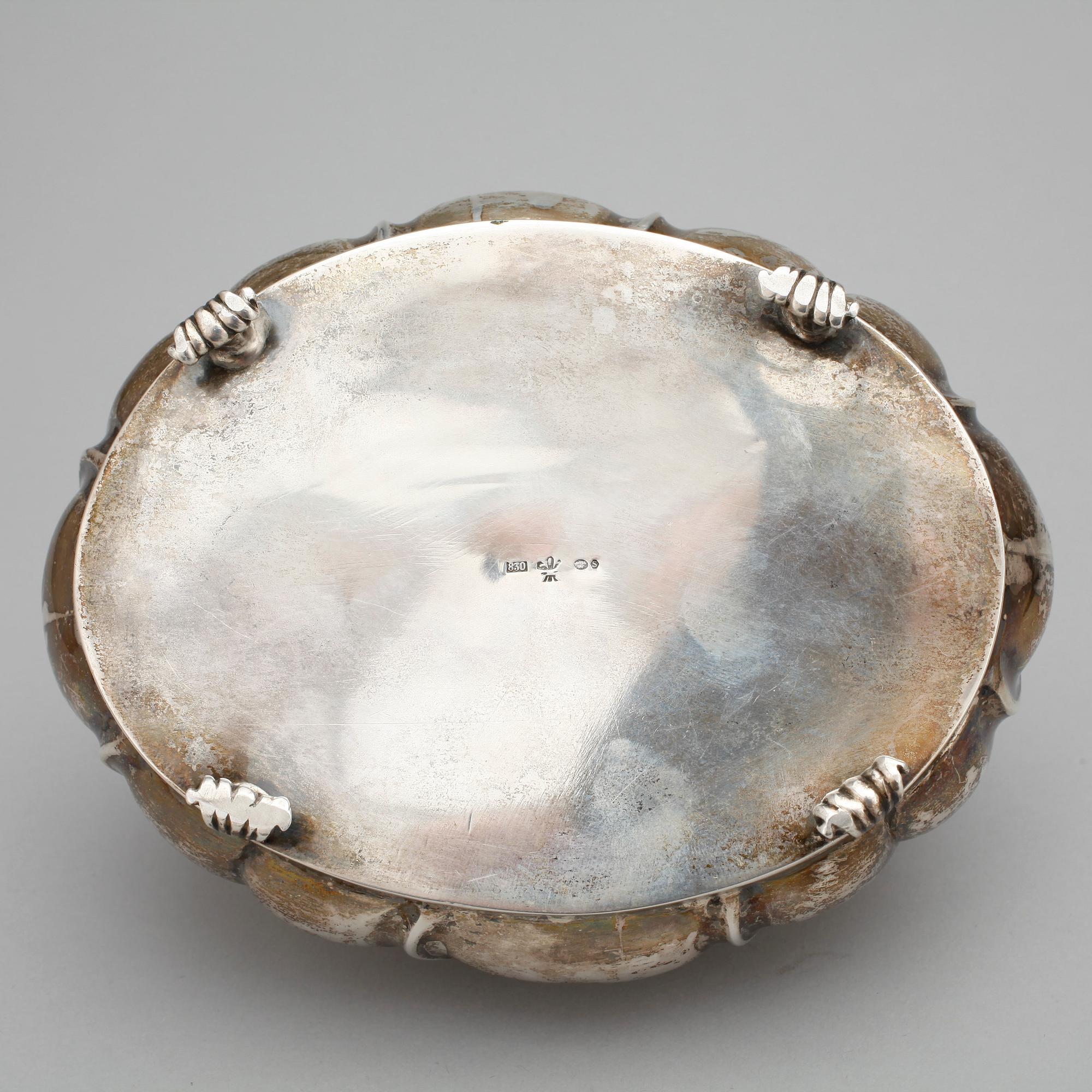 SOCKERSKRIN, silver, rokokostil, med svenska importstämplar, 1900-talets första hälft. Vikt ca 348 gram.