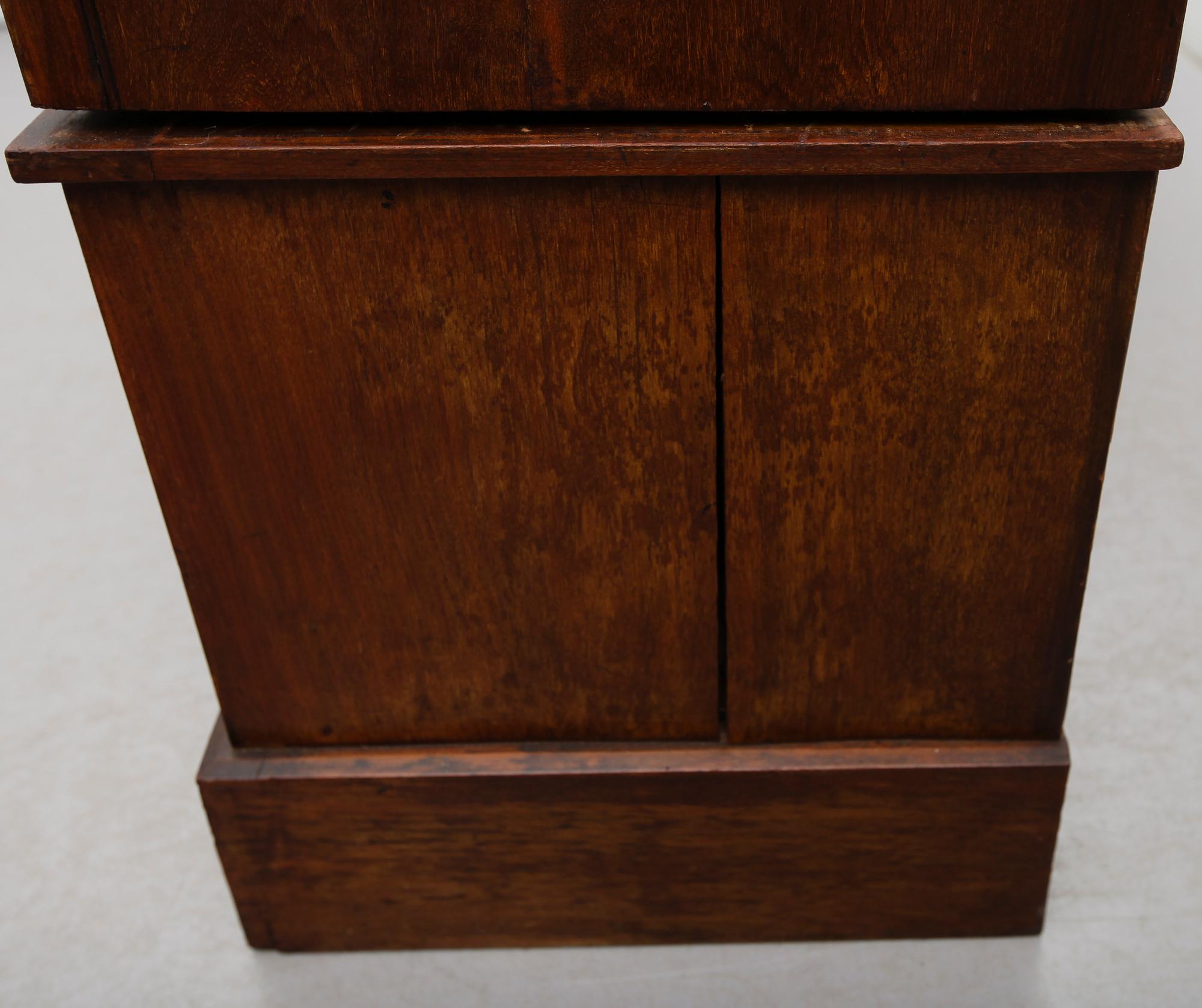 KLÄDSKÅP, England, 1900-talets första hälft.