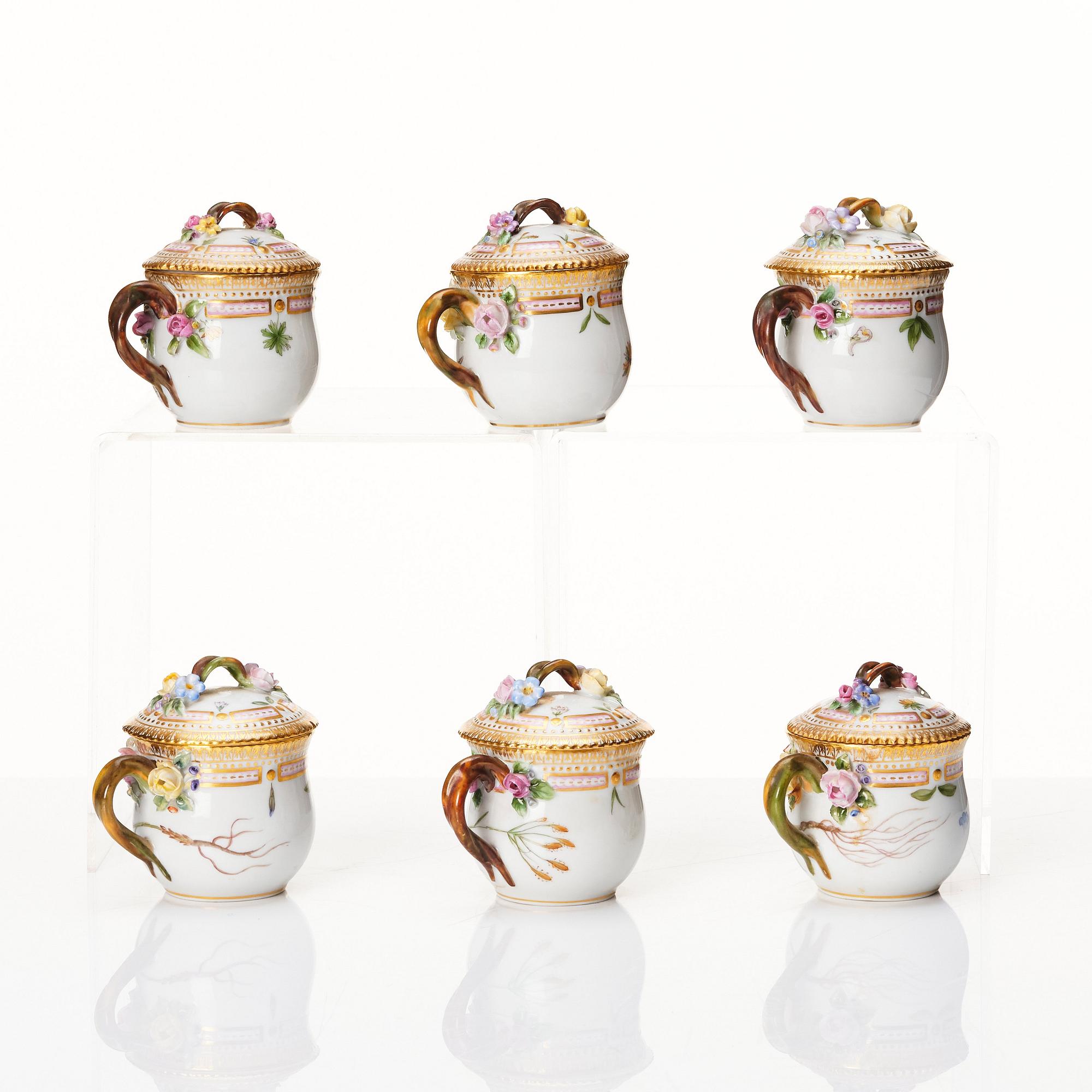 Cremekoppar med lock och fat, 12 stycken, porslin. Royal Copenhagen, "Flora Danica", Danmark, 1900-tal.