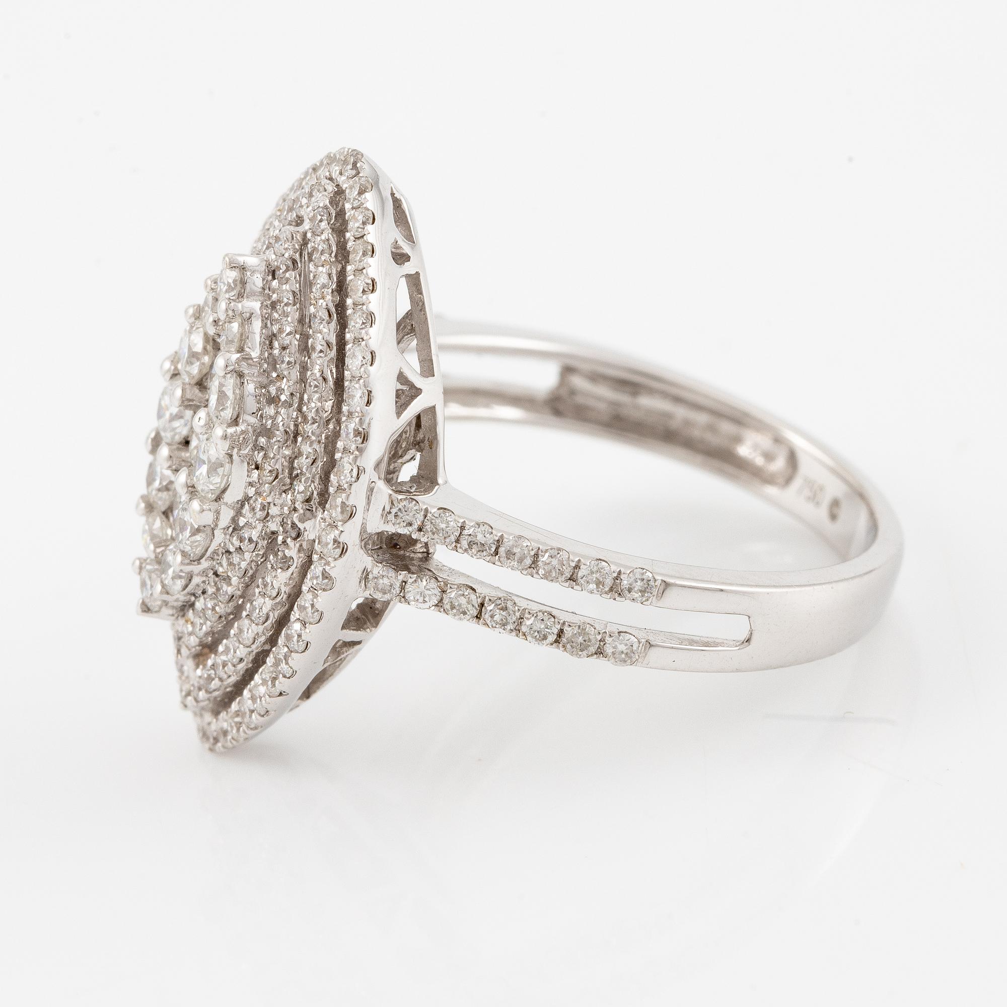 Ring in 18K white gold set with brilliant-cut diamonds,.