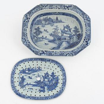 Stekfat med sil, kompaniporslin, Qing dynastin, Qianlong 1736-95.