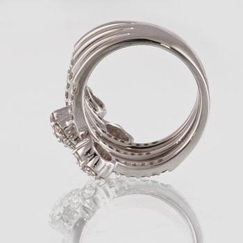 RING, 18K vitguld med 74 briljantslipade diamanter 2.32 ct. Vikt 11,7 gram.