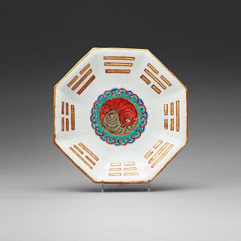 358. An enamelled tazza, late Qing dynasty with Tongzhi seal mark.