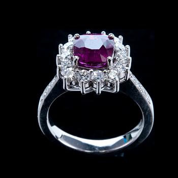 RING, rubin ca 2,60 ct och diamanter ca 0,86 ct.