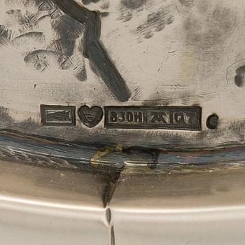 Tynnyri, hopeaa puujalustalla, Auran Kultaseppä, Turku 1969.