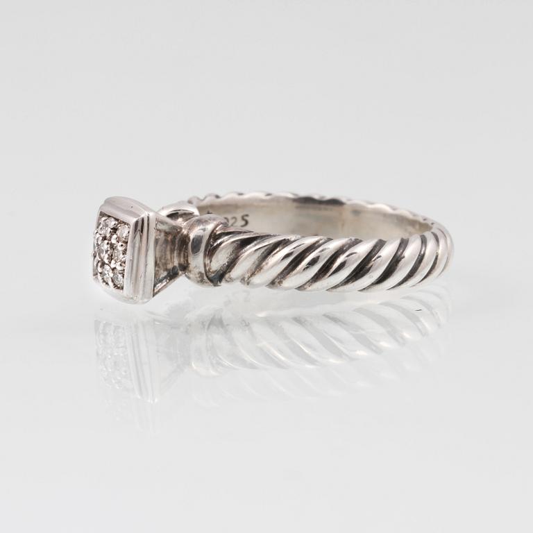 RING, 18K vitguld och sterlingsilver med 9 briljantslipade diamanter, David Yurman. Vikt 4,8 gram.