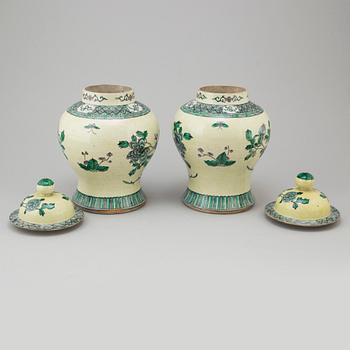 A pair of Chinese famille verte vases with covers, 20th century.