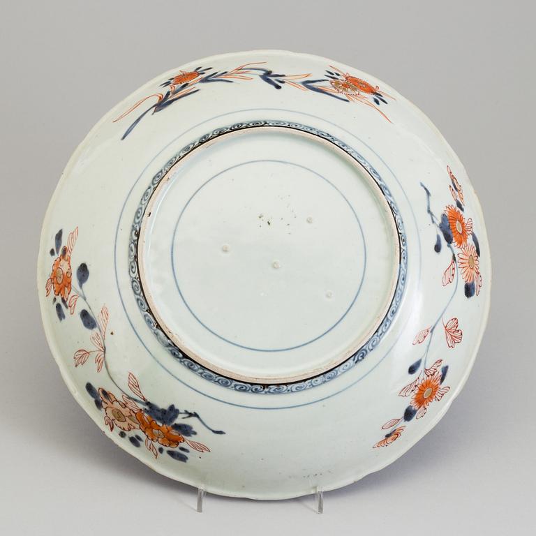 A Japanese imari dish, 18th Century.