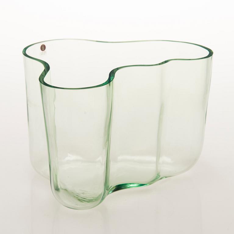 ALVAR AALTO, MALJAKKO, lasia, "Savoy" numeroitu 1574/2002, merkitty Alvar Aalto Iittala. Valmistettu 2002.