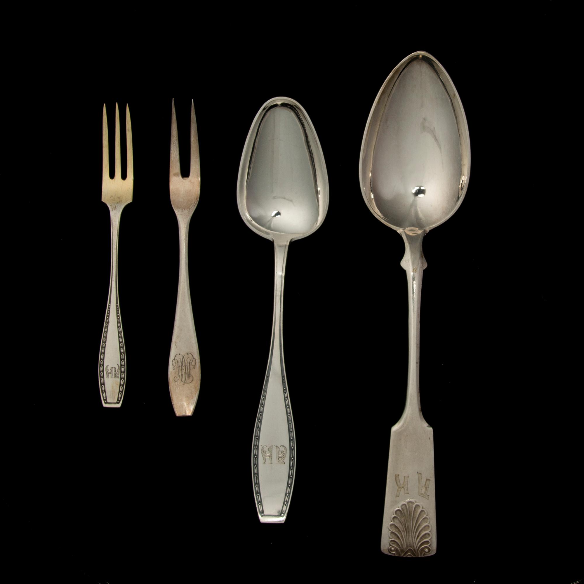 LUSIKOITA, 6+12 kpl, ja LEIKKELEHAARUKOITA, 11+1 kpl, hopaeaa, mm Musla-sarjaa. 1920-luku. Yhteispaino 872 g.