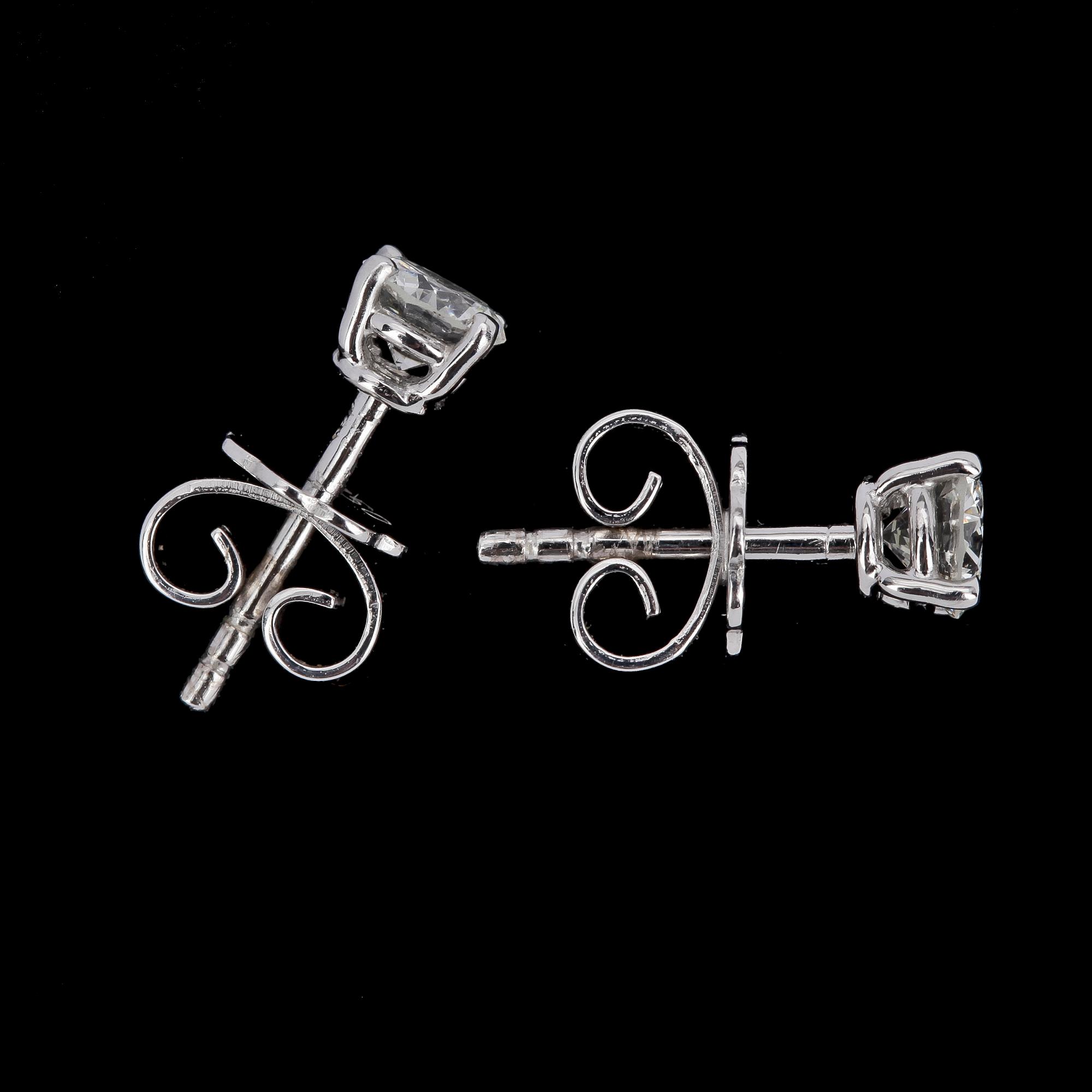ÖRHÄNGEN, vardera briljantslipad diamant, ca 0.30 ct.