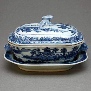 SMÖRTERRIN MED FAT SAMT 2 SÅSSNIPOR, porslin, bla Qianlong, Kina 1700-1800-tal.