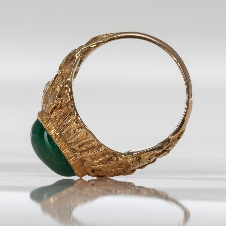 RING, 18K guld, cabochonslipad smaragd ca 3,2 ct, A. Tillander, Helsingfors 1969. Vikt 11,1 g.