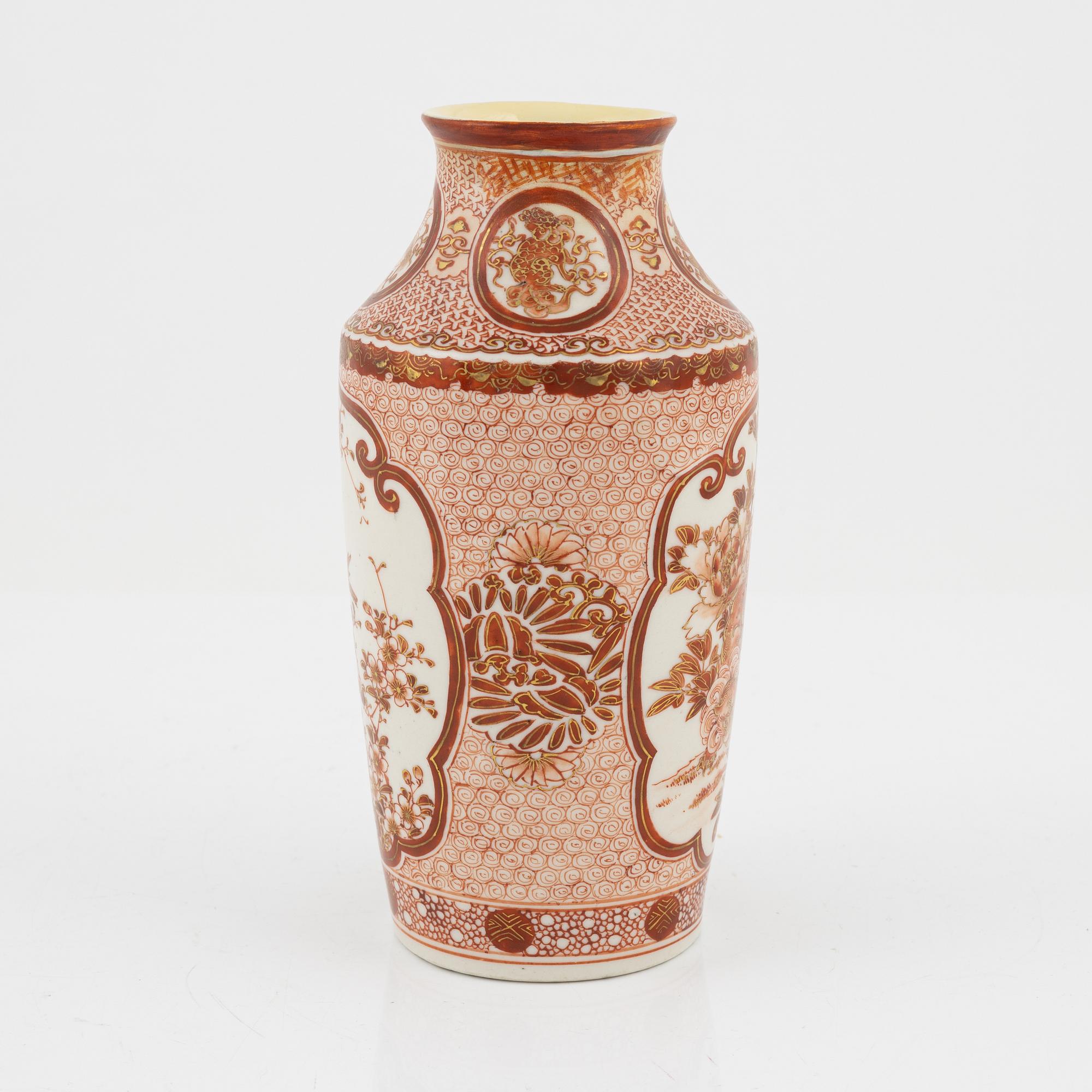 A porcelain vase, Japan, beginning of the 20th century.
