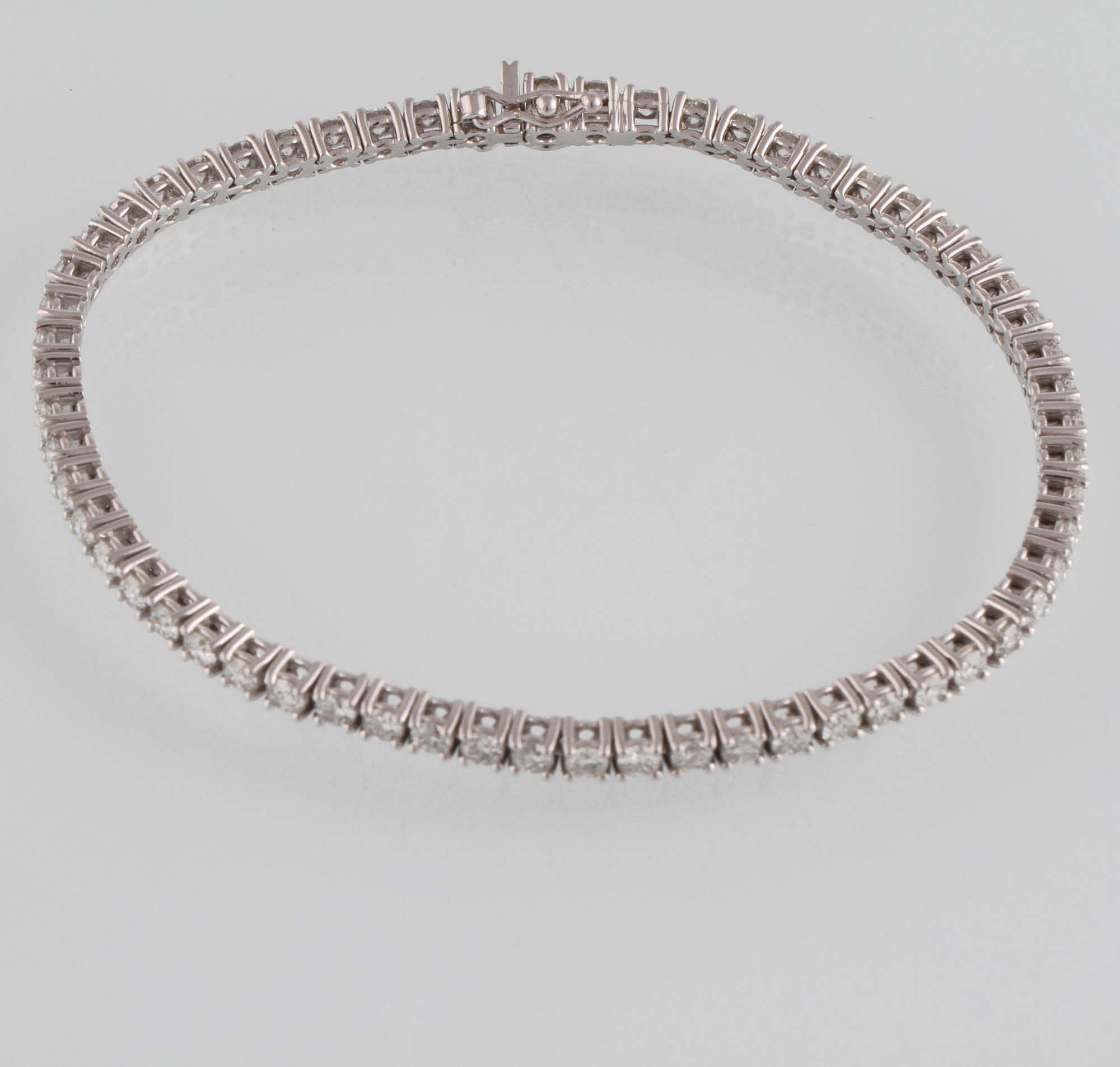 ARMBAND, 18K vitguld med briljantslipade diamanter ca 4.60 ct. Vikt 12,2 gram.