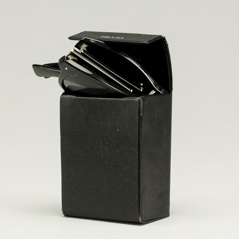 SOLGLASÖGON, Prada.
