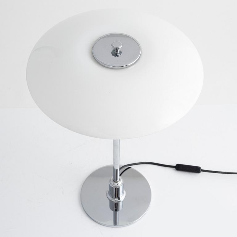 Poul Henningsen, a 'PH 3/2' table lamp, Louis Poulsen, Denmark.