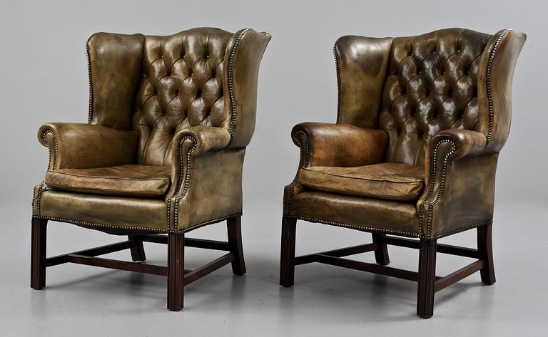 FÅTÖLJER, ett par, engelsk stil, 1900-tal.