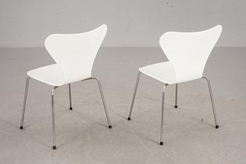 STOLAR, 2 st, "Sjuan", Arne Jacobsen för Fritz Hansen.