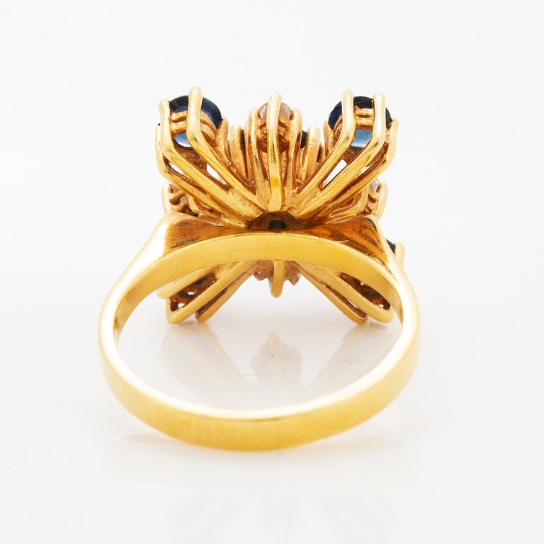 Ring med safirer och briljantslipade diamanter.