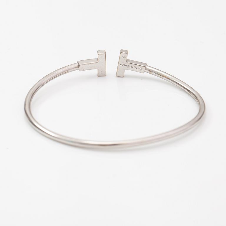 Tiffany & Co, A T wire bracelet in 18K white gold. Marked Tiffany & co, Italy.