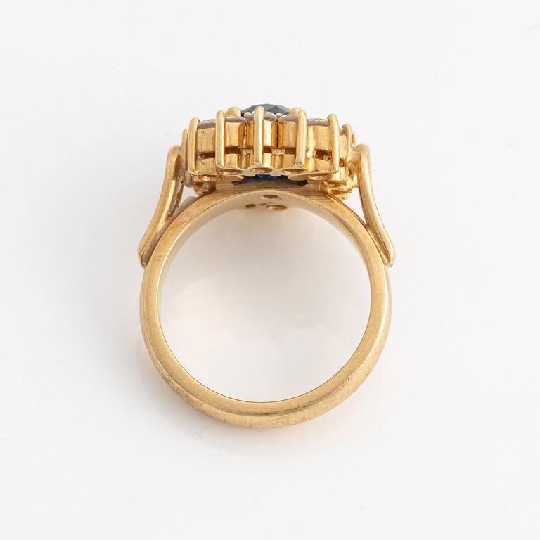 Ring 18K guld men en fasettslipad safir och runda briljantslipade diamanter.