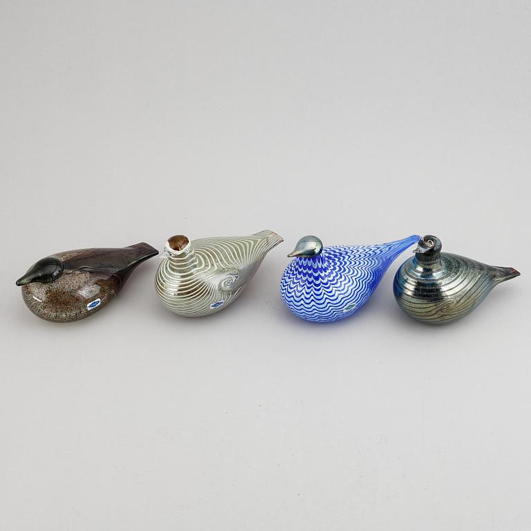 Oiva Toikka, a mixed lot of four glass sculpture birds, signed, Nuutajärvi, Finland.
