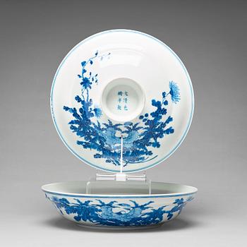 941. A large blue and white bowl with cover, Qing dynasty, Guangxu mark and period (1875-1908).