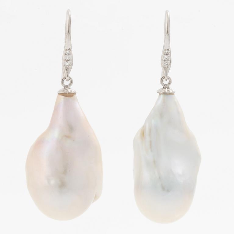 Earrings 18K white gold with cultured baroque freshwater pearls and brilliant-cut diamonds.