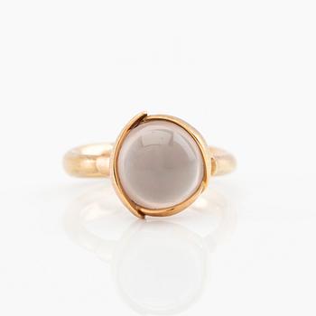 Ole Lynggaard, Ring "Lotus" 18K guld med cabochonslipad vit månsten, design Charlotte Lynggaard.