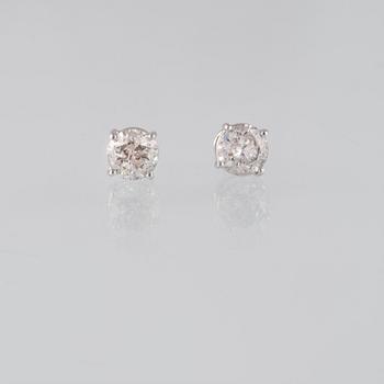 ÖRHÄNGEN, 18K vitguld med briljantslipade diamanter ca 1.83 ct. Vikt  2,1 gram.