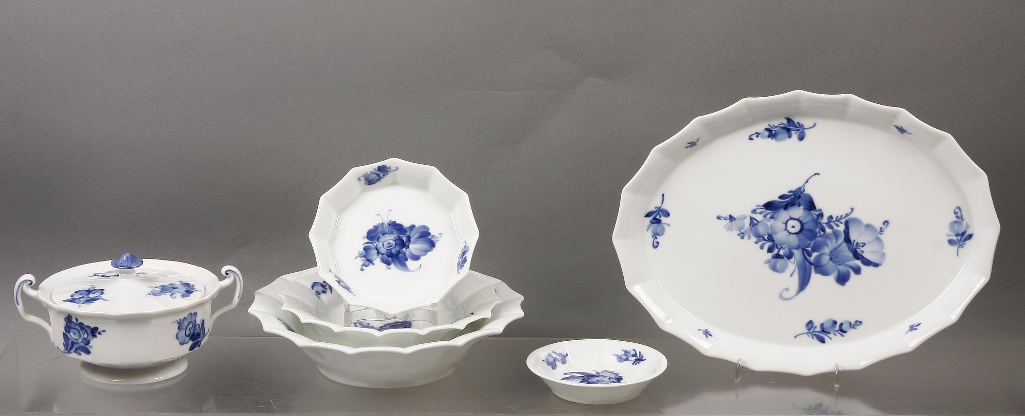 KAFFE- OCH TESERVISDELAR, 39 st, porslin, "Blå Blomst", Kunglig Dansk.