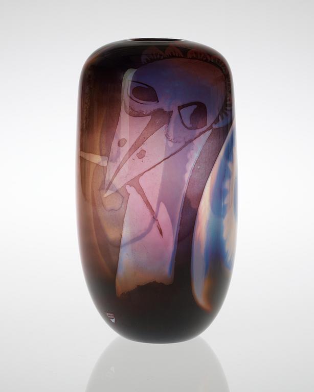 An Eva Englund 'graal' vase, Orrefors 1986.