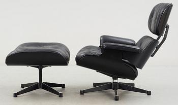 FÅTÖLJ med OTTOMAN, Charles & Ray Eames, "Lounge Chair", modellen formgiven 1956. Vitra/Herman Miller.