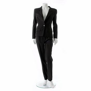 450. YVES SAINT LAURENT, a two-piece suit concisting of a jacket and pants in dark grey wool.
