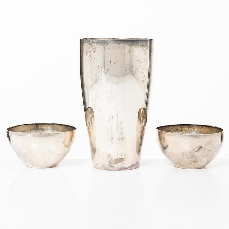 Vas samt två skålar, silver, Sverige 1917-1919.