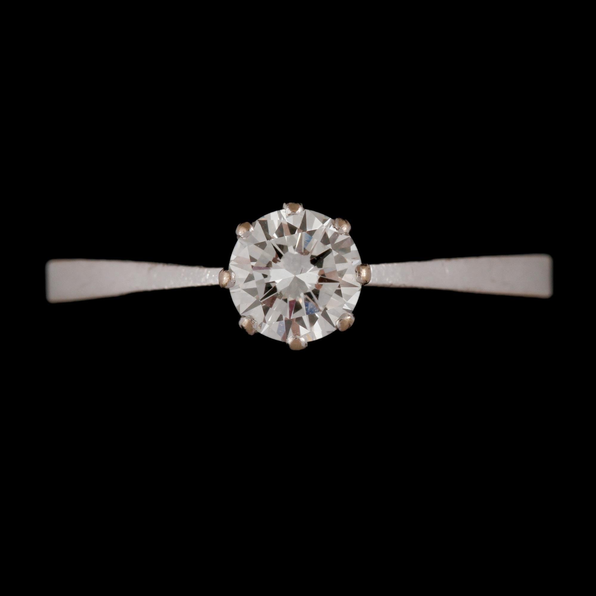 RING, 18k vitguld med briljantslipad diamant 0.37 ct, Ge Kå Kaplan, Stockholm, 1970. Vikt 2 g.