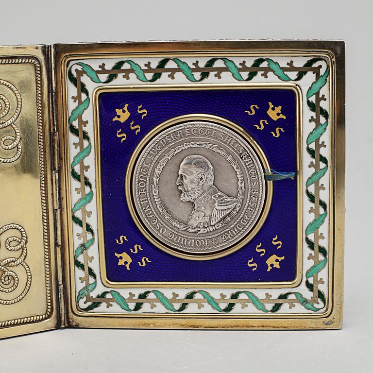 A silver medal and case, case from C G Hallberg in Stockholm 1899.