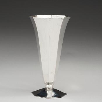 A Wiwen Nilsson vase, Lund 1933.