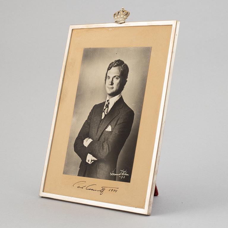 Lennart Nilsson, a signed photo of Swedish king Carl XVI Gustaf, signed by the king.