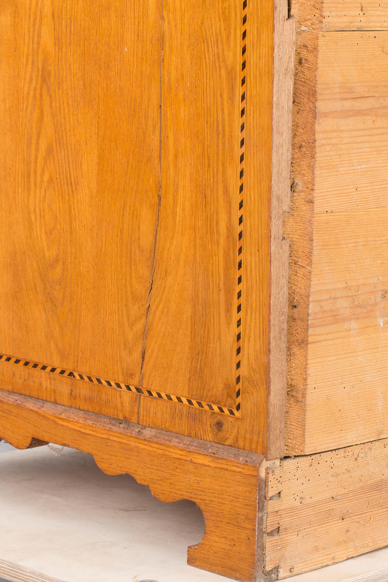 SKRIVSKÅP, barock/barockstil, bär årtal 1727 samt 1921.