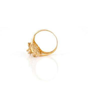 RING, 21K guld, med vita stenar. Total vikt ca 4,28 g.